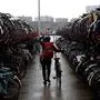 Am Hauptbahnhof in Amsterdam parken zu viele Fahrräder