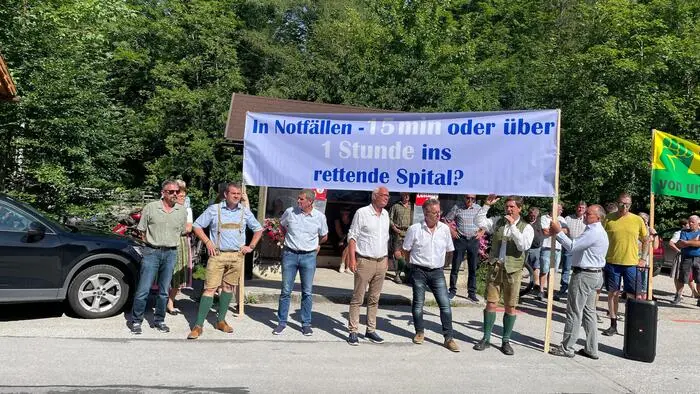 Schon bei der Landeshauptleutekonferenz 2025 in Grundlsee machten Demonstranten darauf aufmerksam, dass Notfälle künftig länger unterwegs sein werden
