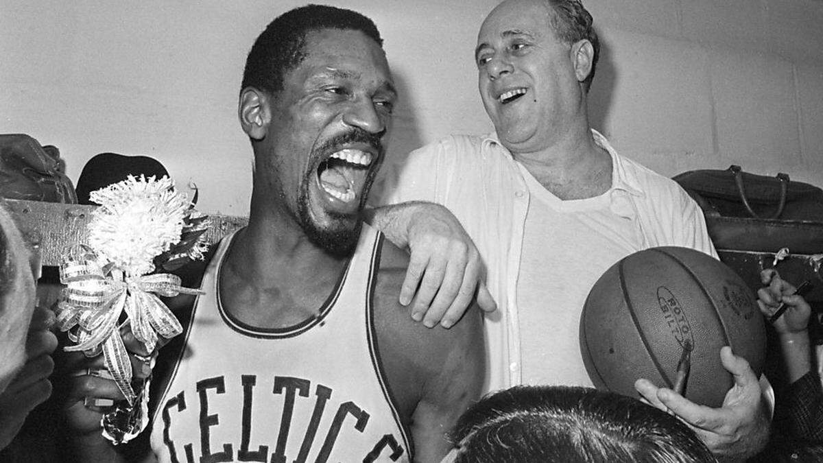 Bill Russell (links) mit Coach Red Auerbach nach dem 8. Meistertitel mit den Boston Celtics in Folge im Jahr 1966