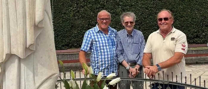 Alois Leidorfer,  Herbert Fuchs und Herbert Fuik strichen anlässlich des 25-jährigen Jubiläums die Kreuze am Kreuzweg in Medjugorje neu