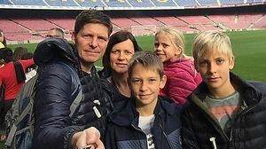 Oliver Glasner mit seiner Familie im Camp Nou im Jahr 2015  