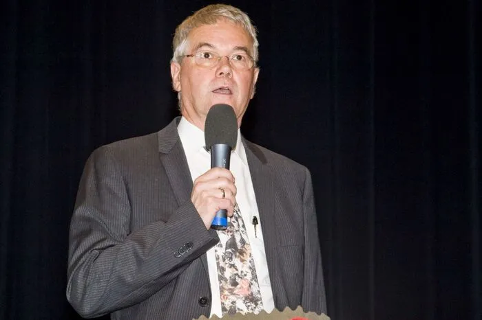 Obmann Günter Weber begrüßte die Besucher, darunter zahlreiche Künstler und Ehrengäste.