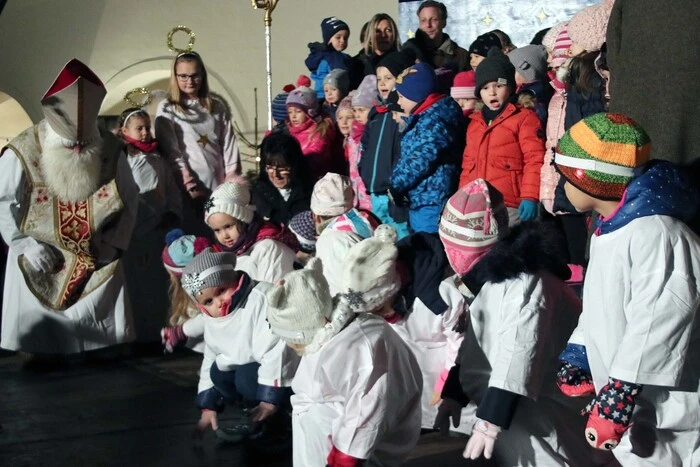 Endlich tauchte er auf, um die Kinder zu beschenken.