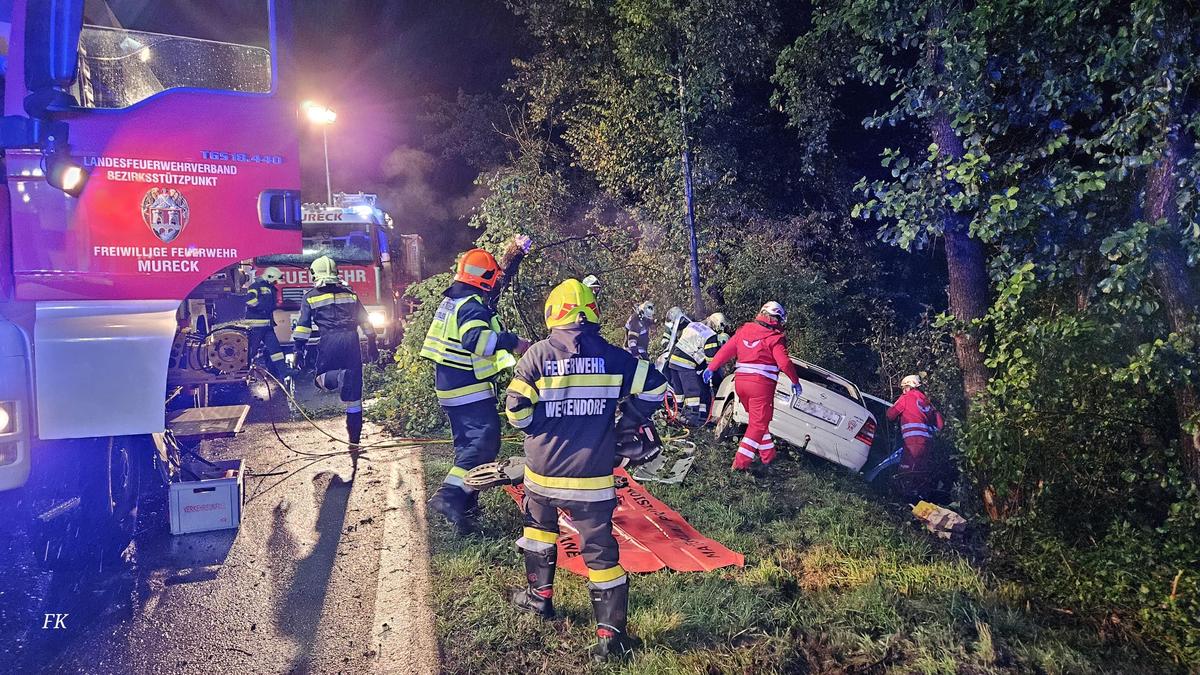 Durch die nasse Fahrbahn dürfte der Lenker die Kontrolle verloren haben