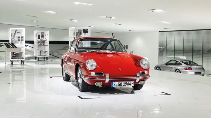 Das rote Coupé entstand im Oktober 1964 als eines der ersten Serienmodelle des Sportwagens noch unter der Typbezeichnung 901. Und ist damit der älteste 911er in der Sammlung des Porsche Museums.