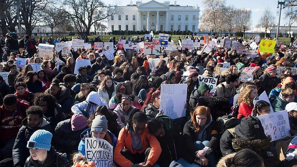 Versammlung der Schüler vor dem Weißen Haus