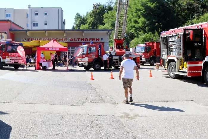 Übrigens: Für die Kleinen standen die Gelände-Ausfahrten mit den Feuerwehrfahrzeugen und die Zaubershow mit Magic Zuze im Mittelpunkt des Interesses. Und am Abend geigte DJ „Nameless (Stefan Leitner) in der Blaulicht-Disco.