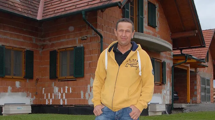 Franz Sommer auf dem Kanaldeckel vor seinem Haus. Vor Gericht hat er recht bekommen. Nun hofft er auf eine rasche Lösung