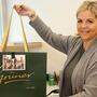 Andrea Frank verpackt im Modehaus Grüner die Bestellungen der Kunden gewohnt stilvoll