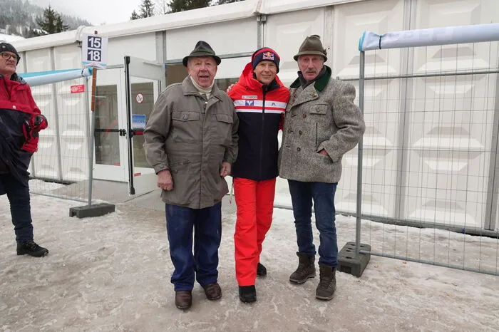 Sigi und Stefan aus Bad Goisern kommen zu jedem Skifliegen am Kulm, am liebsten am Freitag, "weil da noch nicht so viel los ist". Sie freuen sich über ein Foto mit Andreas Goldberger: "Mit dem kommen wir sonst nicht zusammen." Sigi (links) war selbst als Rodler bei Olympia 1964 in Innnsbruck dabei.