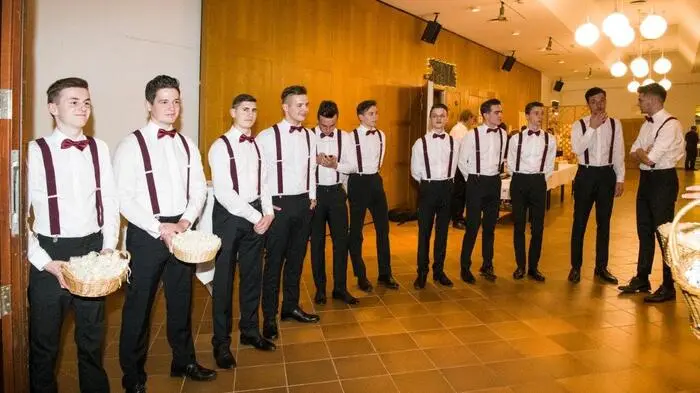 Mit einer sehr gelungenen Polonaise und mit großem Beifall der Ballgäste eröffneten 17 Tanzpaare der HAK-Hartberg ihren Maturaball in der Stadtwerke-Hartberg-Halle