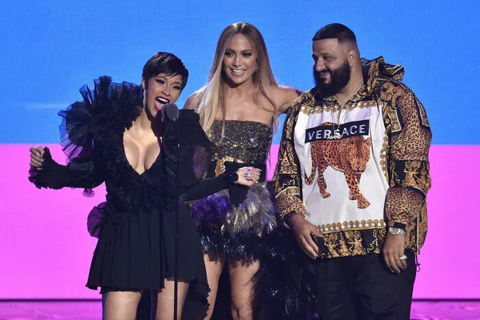  Gemeinsam mit Cardi B. und DJ Khaled gewann Lopez zudem in der Kategorie "Beste Zusammenarbeit" für den Song "Dinero". Cardi B., die mit zehn Nominierungen als Top-Favoritin in die Gala gegangen war, bekam zudem die Auszeichnung als "Beste neue Künstlerin".