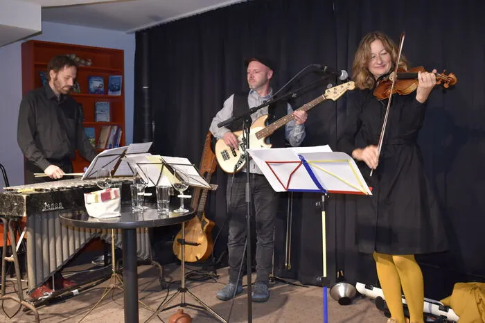 Elisabeth Koval, Bernhard Neumaier und Daniel Fuchsberger vom Trio ElisaBeD unterhielten die Gäste mit Musikstücken quer durch alle Stile – sozusagen mit einem "Klangcuvée".