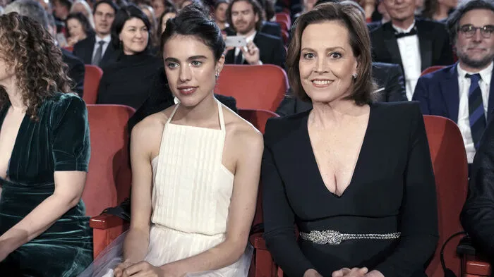 Margaret Qualley (rechts) und Sigourney Weaver bei der Eröffnung