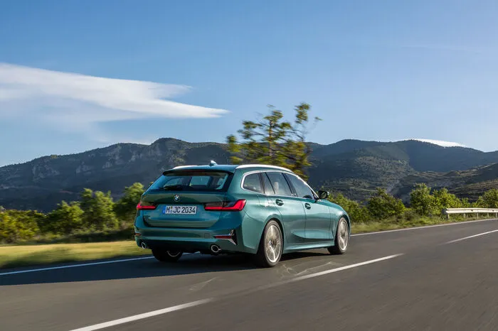 Drei Otto- und drei Dieselmotoren stehen zur Auswahl: Die Basis bilden zwei Vierzylinder-Benziner mit 184 PS (320i) und 258 PS (330i). Topmodell ist der M340i xDrive mit Allrad und 374 PS starkem Reihensechszylinder.
