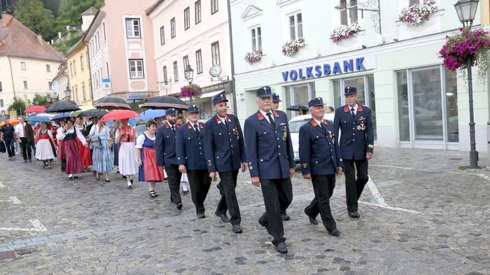 Beim „Herzerlfest“ am Samstag unter anderen gesichtet: Bürgermeister Josef Kronlechner mit „Vize“ Reinhard Kampl, Arbeiterkammer-Vizepräsidentin Ursula Heitzer, Feuerwehrkommandant Joachim „Jimmy“ Steindorfer, Land- und Gastwirt Günther Haas, Amtsleiterin Bettina Vorreiter sowie Pensionisten-Obmann Alexander Marx. 
