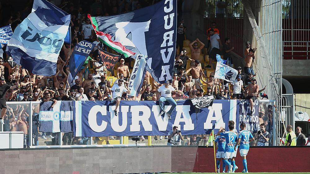 100 Napoli-Fans sitzen zuhause fest