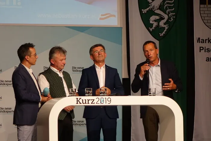 Eine gute halbe Stunde lang wurde das Publikum auf Kurz eingestimmt.