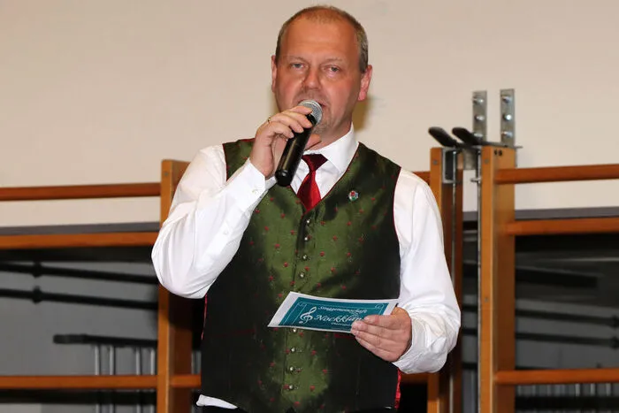Der Obmann Michael Ragoßnig von der Singgemeinschaft Nockklång Patergassen begrüßte die zahlreichen Besucher und auch die KLEINE Zeitung.  