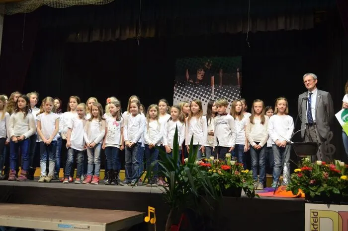 Auch Landesschulinspektor Wolfgang Pojer, hier mit dem Schulchor von der Volksschulen Birkfeld und Waisenegg, ließ sich die Veranstaltung nicht entgehen.