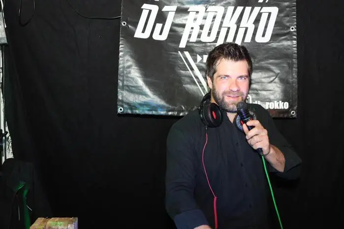 Und mit einem Mix aus aktuellen Chart-Hits, Partyklassikern und echten Stimmungsgaranten brachten „Die Silberbacher“ die Menge gleich von Beginn an zum Beben. Als DJ „Rokko“ überzeugte Robert Lassernig (Foto). 