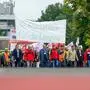 Protestmarsch anlässlich der Betriebsversammlung am Werksgelände des Faserherstellers Lenzing