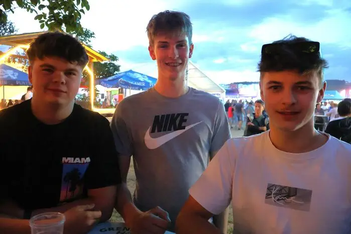 Der heutige Montag steht ganz im Zeichen der Ferienzeit: Bei der „School’s-out-Party“ wird die freie Sommerzeit begrüßt und ausgiebig gefeiert