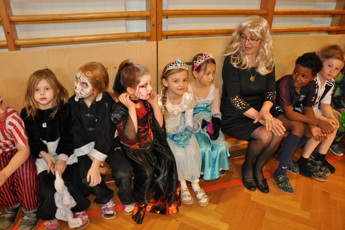 Als Überraschung wurde das Märchen „Räuber Hotzenblotz“ von Maria Schäffer und den Eltern der Kindergartenkinder zum Besten gegeben. Diese haben auch wieder das köstliche Faschings-Buffet gerichtet.