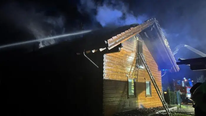 Mit angelegtem Atemschutz bekämpften die Feuerwehrmitglieder den Dachstuhlbrand