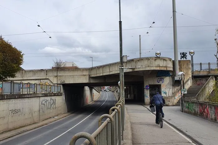 ... sondern müssen von Süden kommend rechts abbiegen und über die Radbrücke auf die andere Murseite.