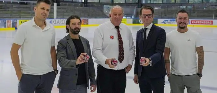 Im September wurde die Zusammenarbeit verkündet. Spielertrainer Kris Reinthaler, Dominique Heinrich, Franz Gärtner, Bürgermeister Matthäus Bachernegg und Keeper Oliver Zirngast waren damals auf dem Eis