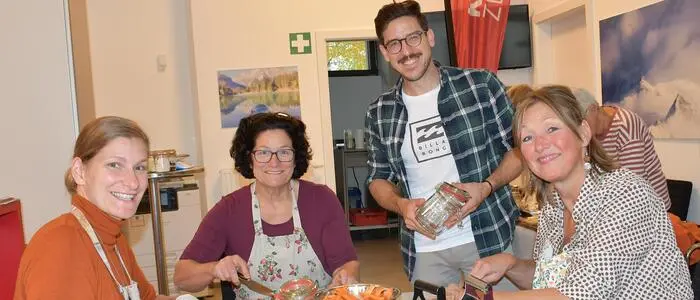 David Haider mit Kursteilnehmerinnen beim Fermentieren