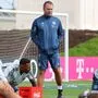 Hansi Flick flankiert von Jerome Boateng und David Alaba (rechts)
