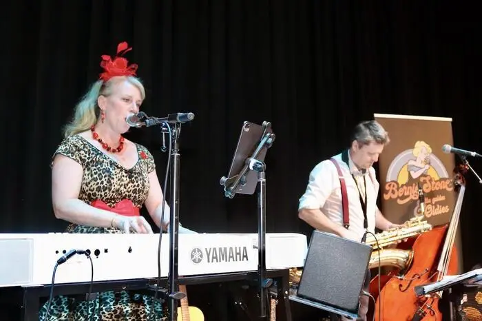 Unter den heißen Rhythmen der Band Bernie Stone mit Leadsängerin Nina Bernsteiner und der Gruppe Styriett mit Ursula und Günther Holzer wurde 
 bis in die frühen Morgenstunden getanzt.