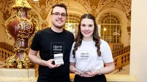 Frank Weber und Rebecca Trebus bei der Krönchenübergabe