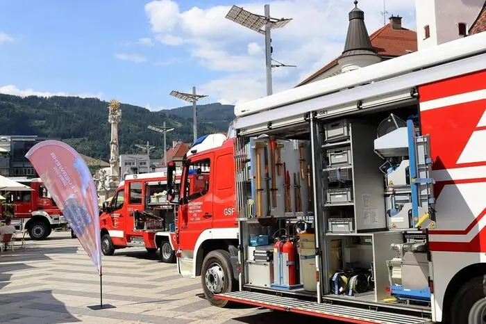 Die Freiwillige Feuerwehr Leoben-Stadt hat dabei ihr neues Hilfeleistungslöschfahrzeug 1 (HLF 1) sowie das Kleinrüstfahrzeug Straße-Tunnel (KRFS-Tunnel) und die Freiwillige Feuerwehr Leoben-Göss ihr Gefährliche-Stoffe-Fahrzeug (GSF) präsentiert.