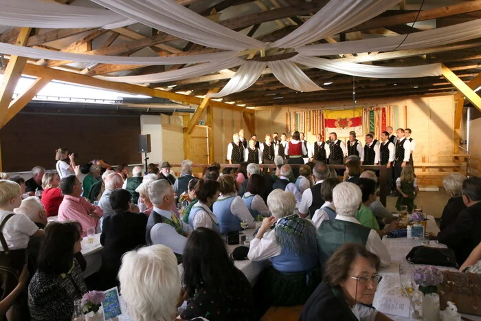 In der Festhalle unter anderen gesichtet: MGV Hörzendorf-Obmann Franz Jahn mit Stellvertreter Hubert Schlintl, der Althofner Polizeichef Wolfgang Spielberger, Singkreis Seltenheim-Obfrau Manuela Muchar, Techniker Adolf Fleischhacker, Werner Kraßnitzer von der bekannten Buschenschank „Holzer in Holz“ ...