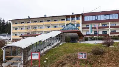 Anstelle des Hotels sollen Wohnungen entstehen (Archivbild von November 2024)
