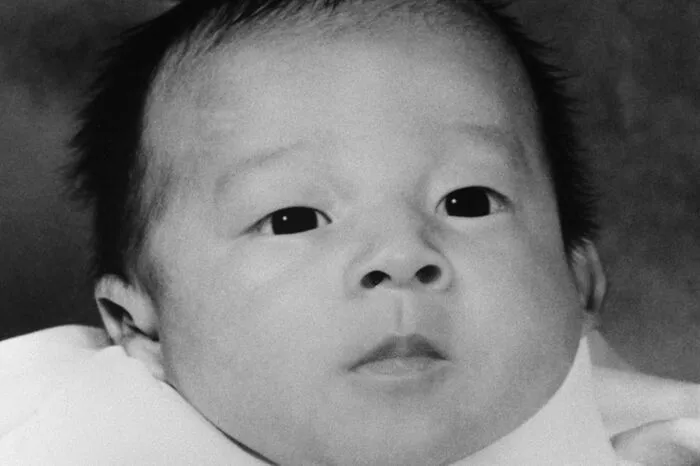 Der zwei Monate alte Naruhito anno 1960