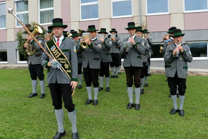 Die Marktmusikkapelle Erzherzog Johann Edelschrott empfing mit flotten Weisen die vielen Besucher, der große Mehrzwecksaal der Schule war zum Bersten voll.