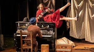 Zwei Männer im Wettstreit: Danny und Pepijn Ronaldo im Grazer Augarten 