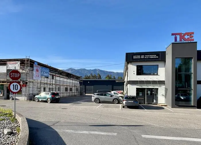 Die Zufahrt zur Halle befindet sich zwischen Trafik und TKE in der Maria Gailer Straße