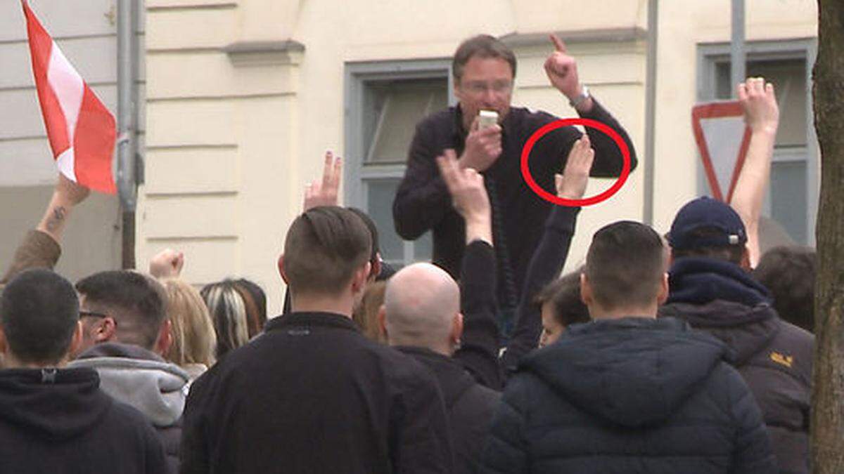 Ausgestreckte Hand bei Pegida-Kundgebung in Graz