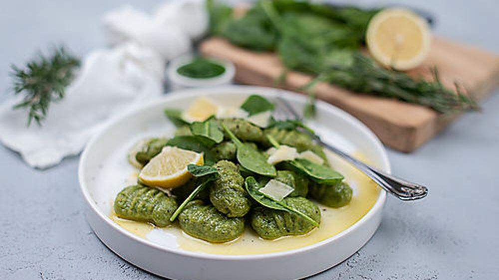 Traditionell wird am Donnerstag vor Ostern eine grüne Speise serviert. Dürfen es einmal Gnocchi sein? 