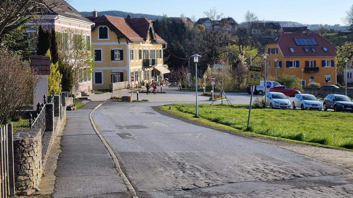 Der Vorplatz der Volkschule erhält nicht von allen Zustimmung.  