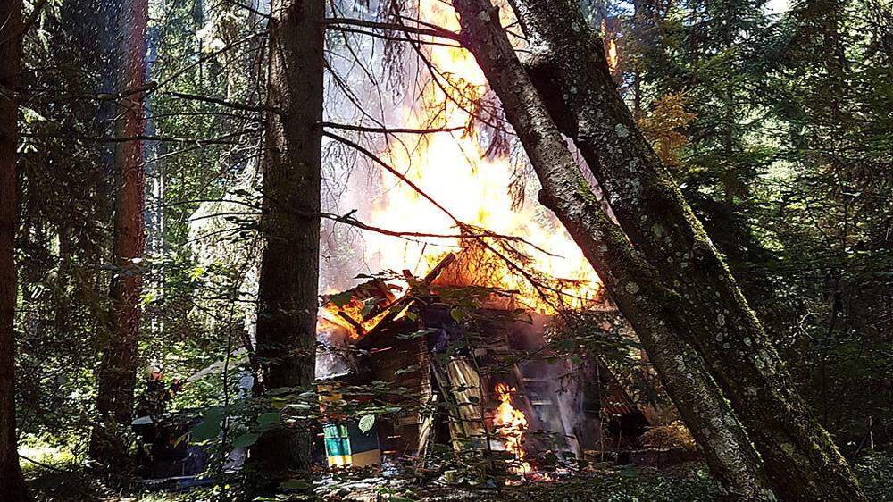 In einer Waldparzelle in Maria Saal geriet eine Bienenhütte in Brand