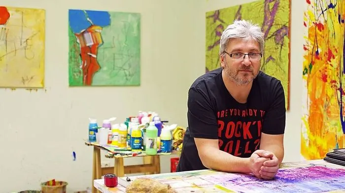 Christian Huber in seinem Atelier in Wartberg, in dem er viele Abende verbringt