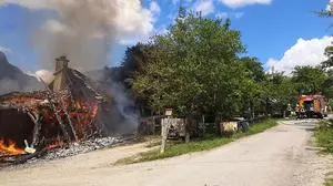 Im Bad Ausseer Ortsteil Strassen ging ein Nebengebäude nach mehreren Staubexplosionen in Flammen auf