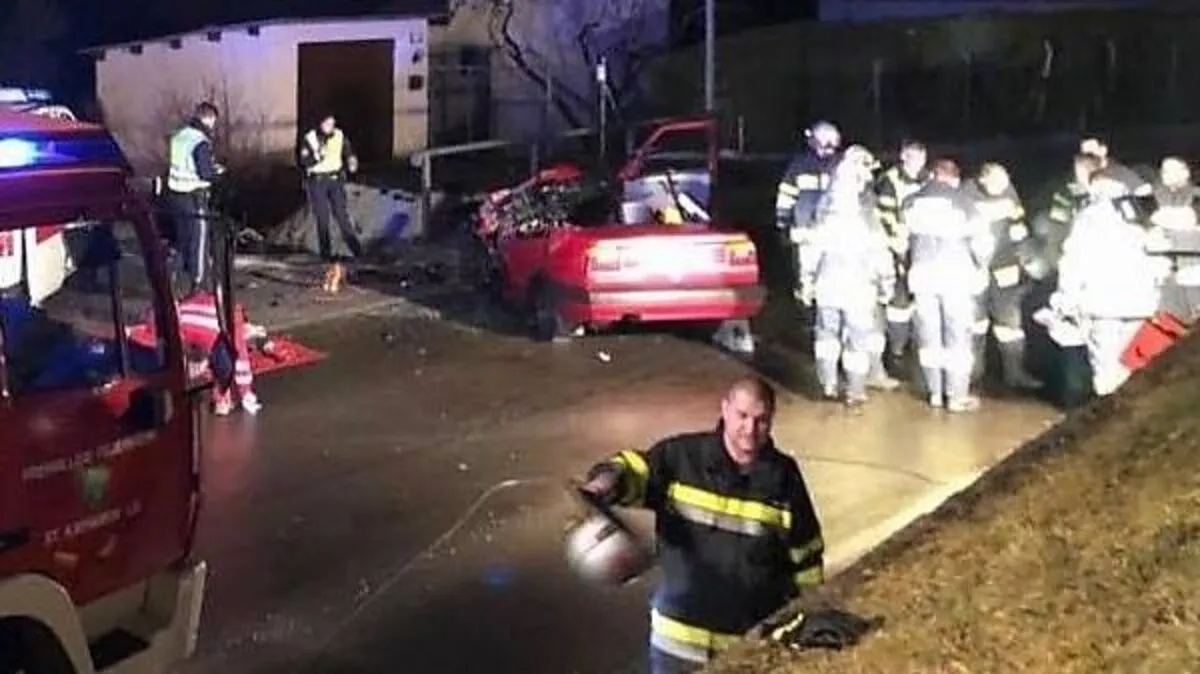 Einsatzkräfte der Feuerwehr mussten den schwer verletzten Mann aus dem Auto befreien