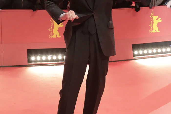 Über den roten Teppich spazierte der britische Schauspieler Bill Nighy. Er spielt in "The Kindness of Strangers" die Nebenrolle eines verpeilten Hoteldirektors.